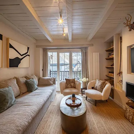 Arties Lodge *