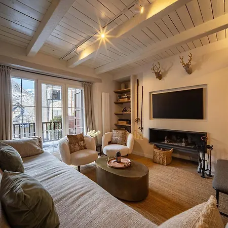 Arties Lodge *